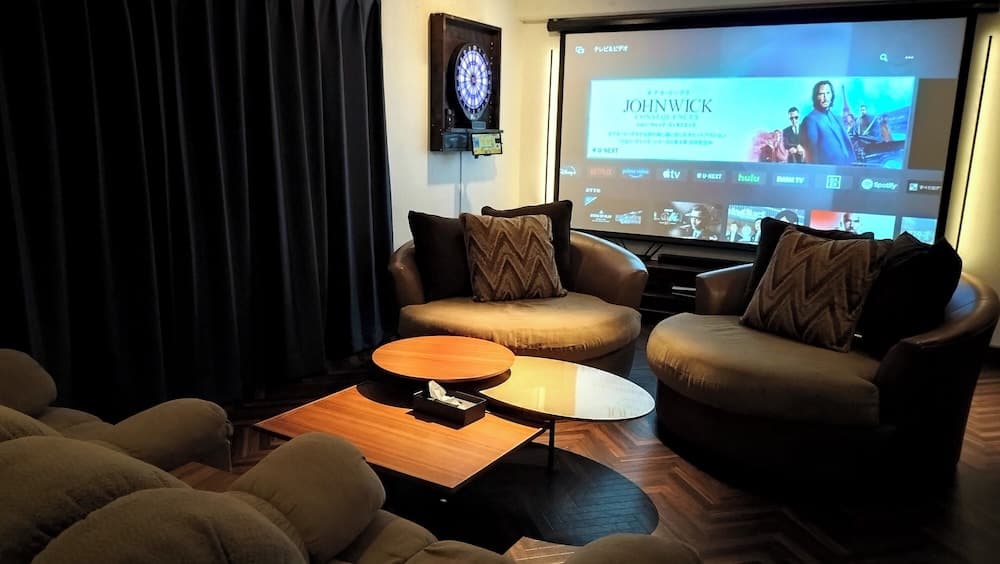 CINEMA RESORTS 1