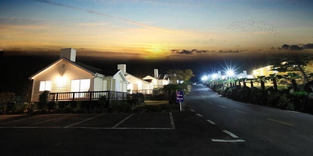 Konaklama yerinin ön cephesi - akşam/gece