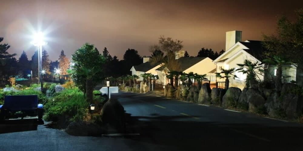 Konaklama yerinin ön cephesi - akşam/gece