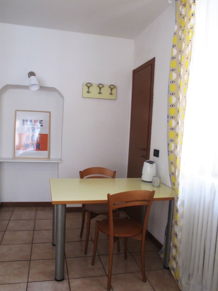 Odada yemek servisi