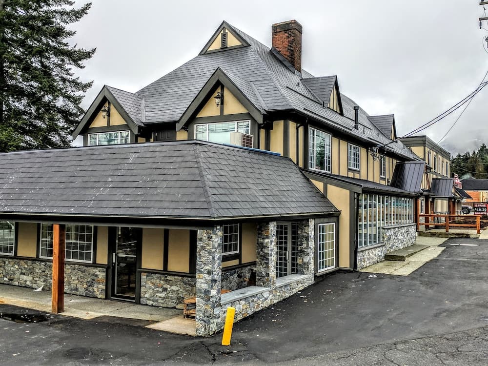 Riverside Inn