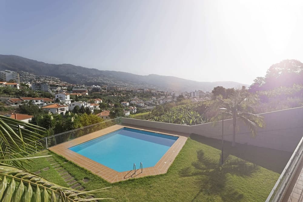 Virtudes I by An Island Apart