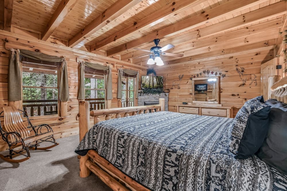 A Mountain Spirit 3 Bedroom Cabin by RedAwning