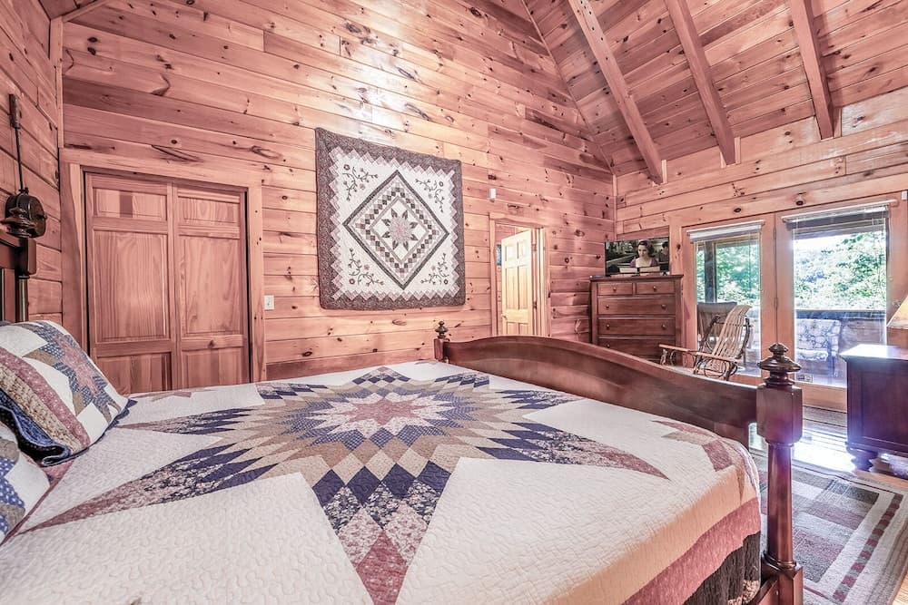 Steele Away 3 Bedroom Cabin by RedAwning