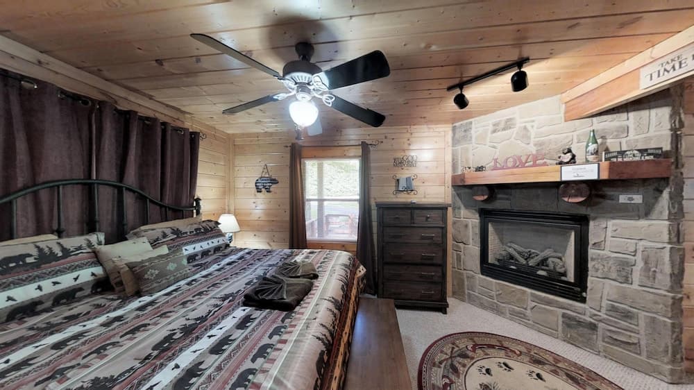 Creeksong Hollow 2 Bedroom Cabin by RedAwning