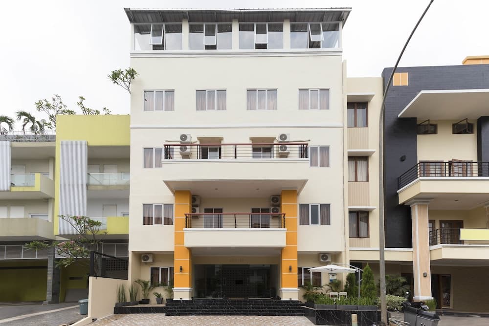 RedDoorz Plus @ Boulevard Residence BSD