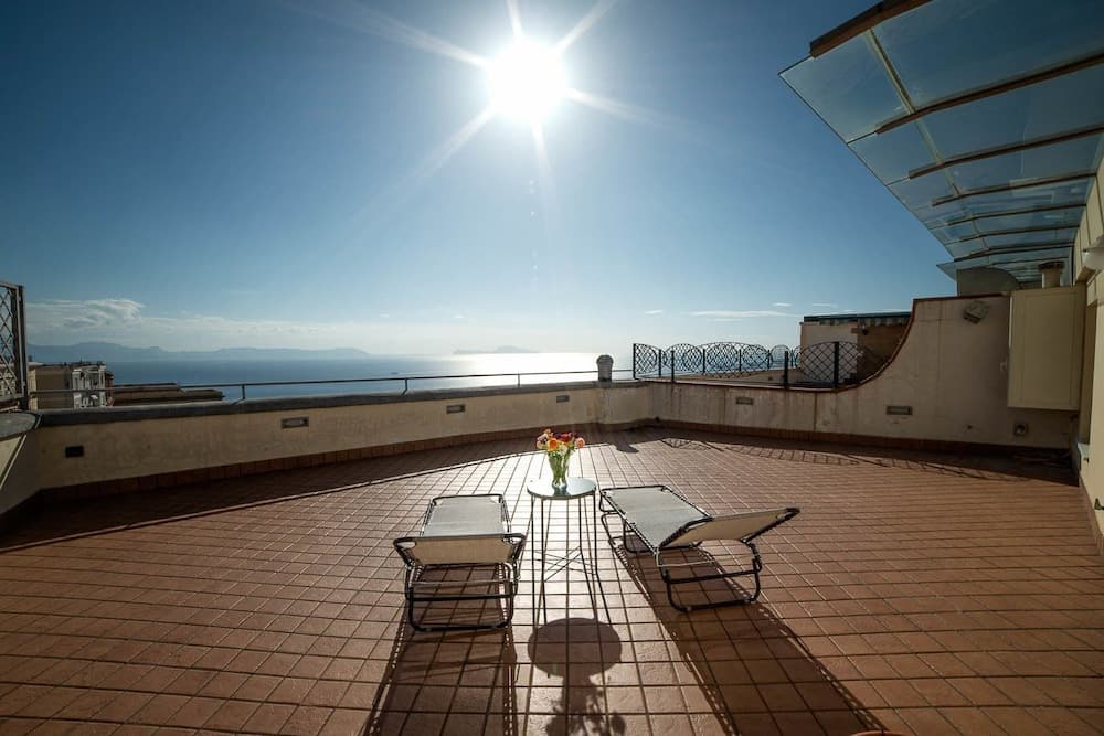 Vomero Roof