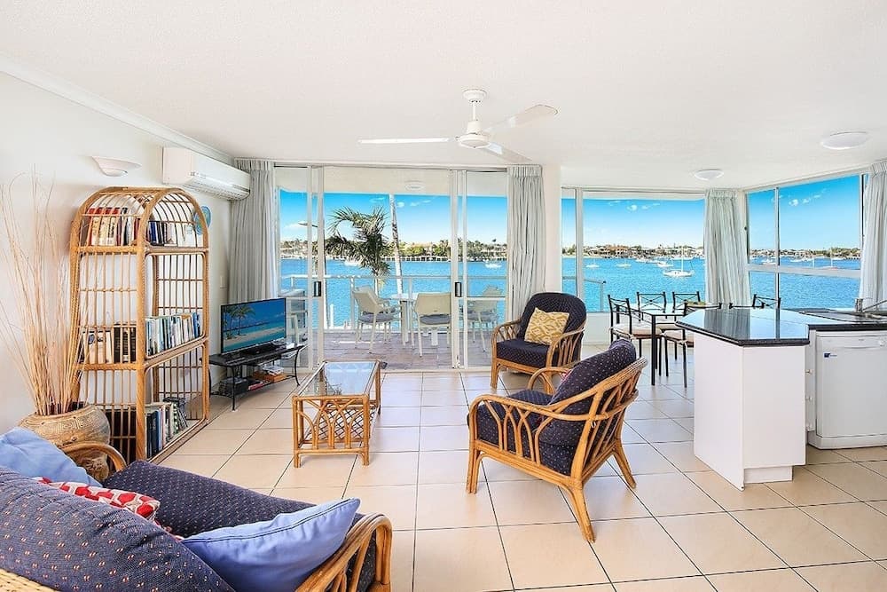 Amazing Waterfront Views Sunshine Coast H330