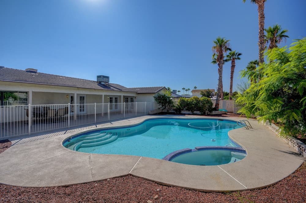 Luxurious 4BR House with Large Pool Near Strip