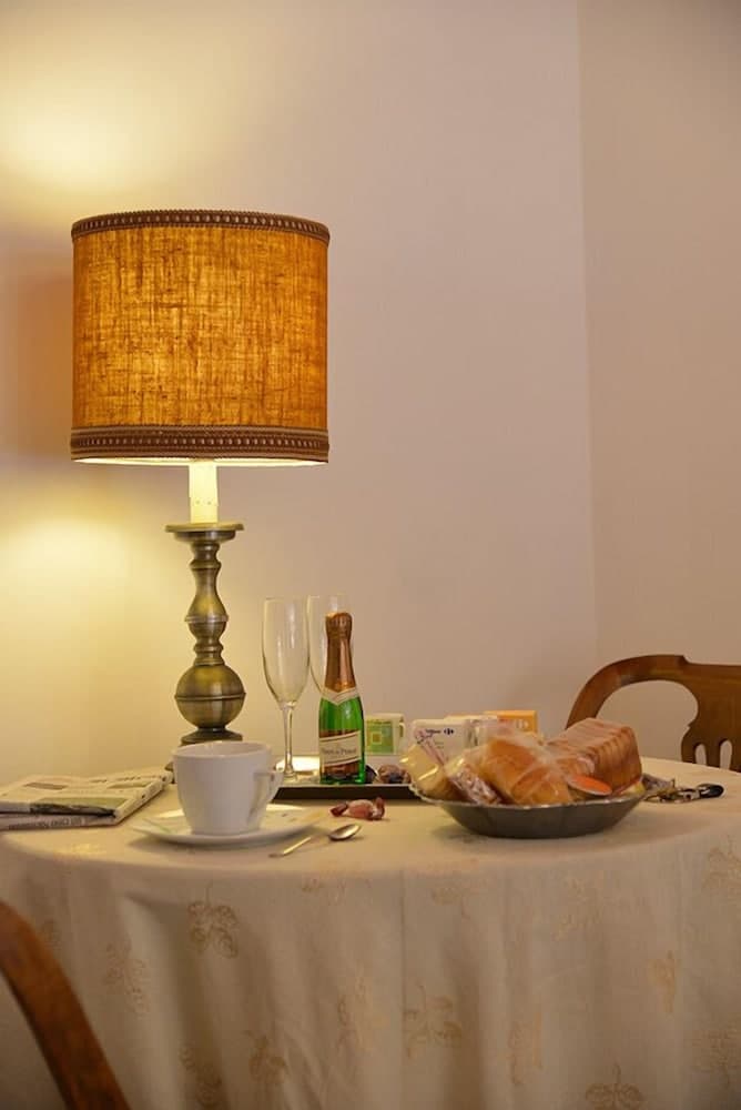 Odada yemek servisi