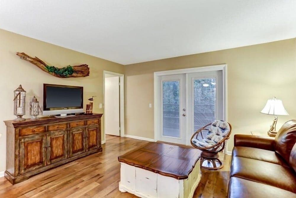 Amelia Landings Condo, Easy Access to the Pool and Short Walk to the Beach by RedAwning