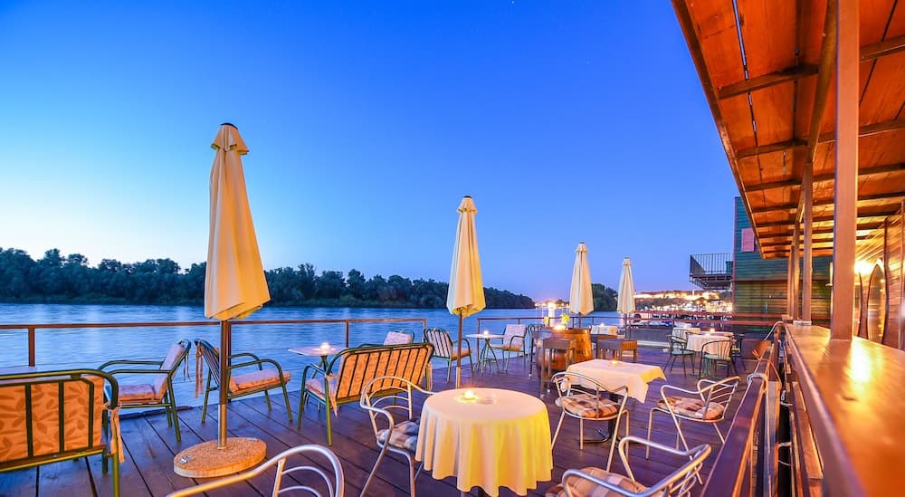 San Art Floating Hostel&Apartments