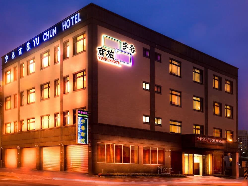 Konaklama yerinin ön cephesi - akşam/gece