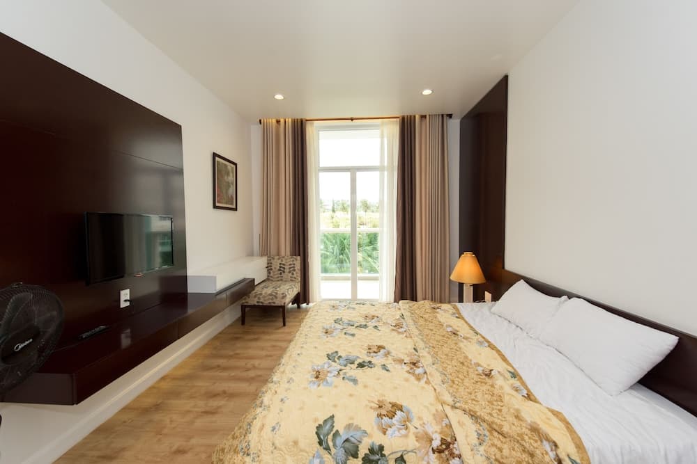 Garden view Apartment - 2 mins to beach