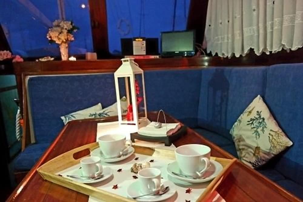Odada yemek servisi