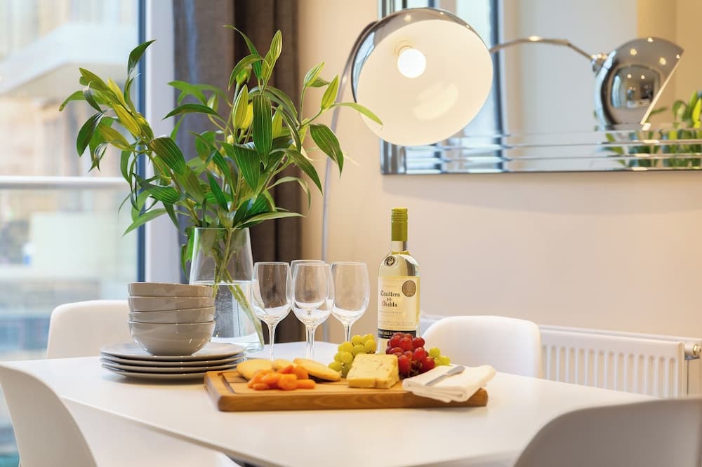 Two Bedroom Apartment in Limehouse