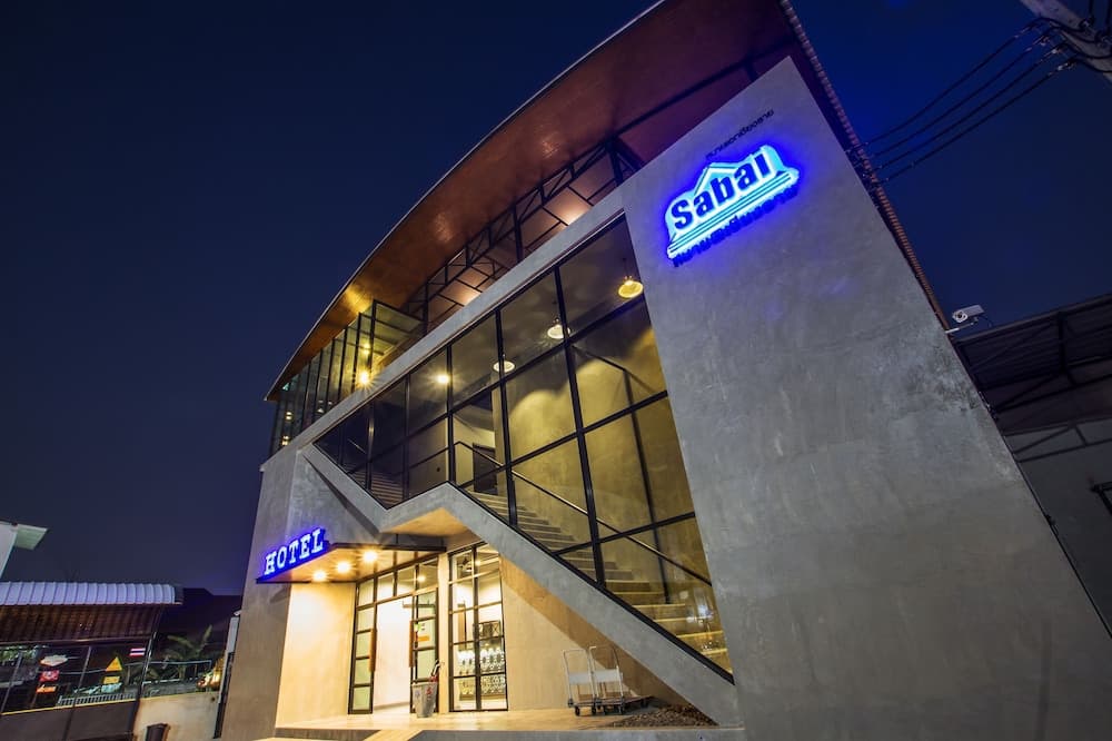 Konaklama yerinin ön cephesi - akşam/gece