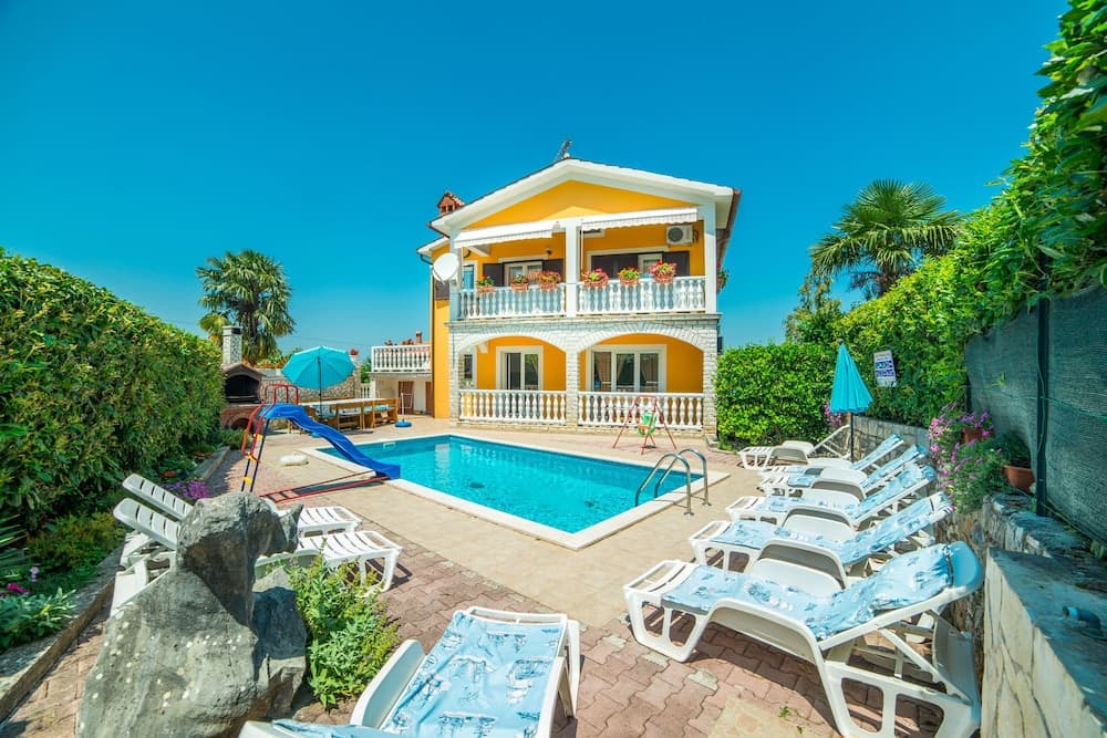 Vacation Pool Apartments