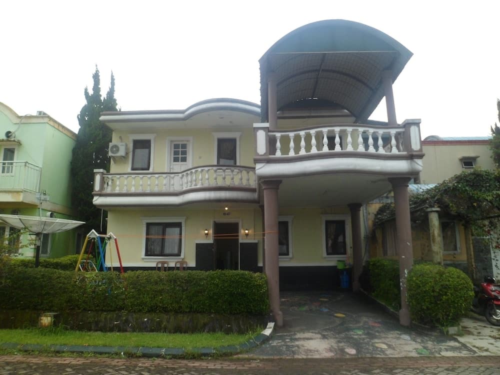 Villa Kota Bunga Protea