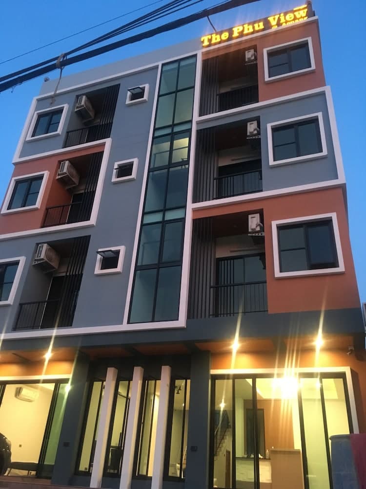 Konaklama yerinin ön cephesi - akşam/gece