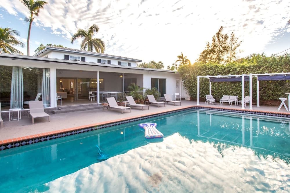 Chateau Hollywood Luxury Home & Pool near Hollywood Broadwalk