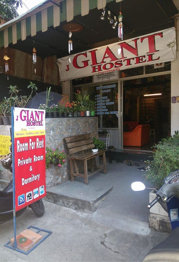 J Giant Hostel