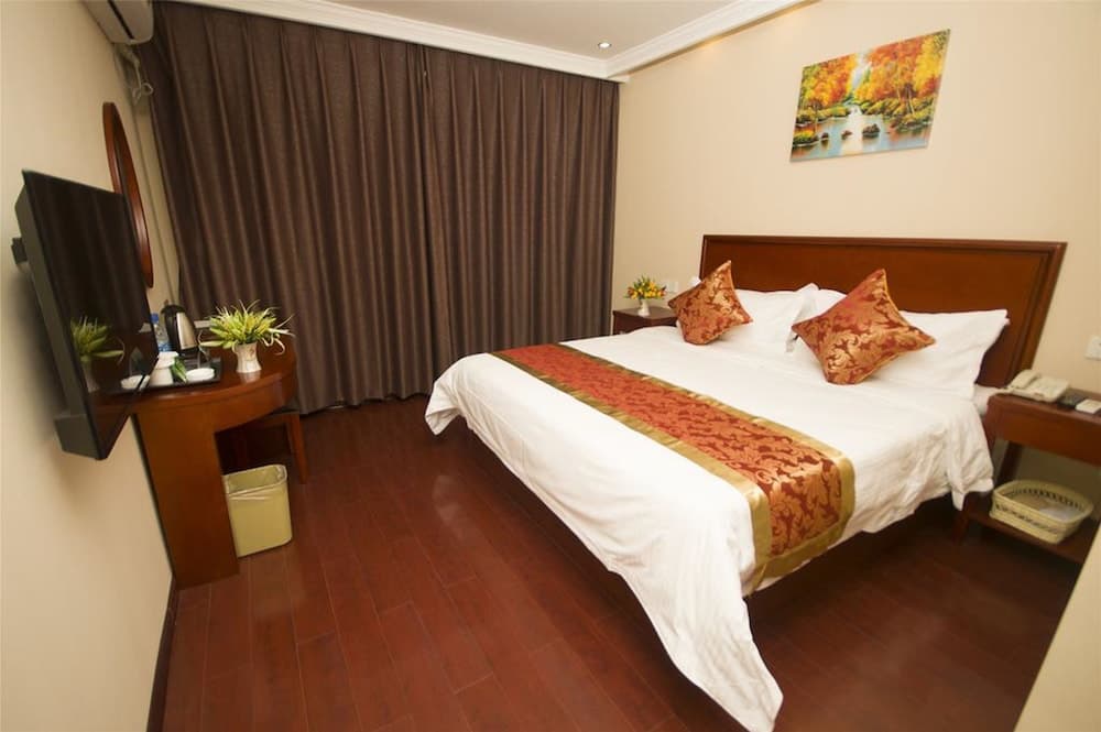 GreenTree Alliance Shenzhen Fuyong Metro Station Hotel