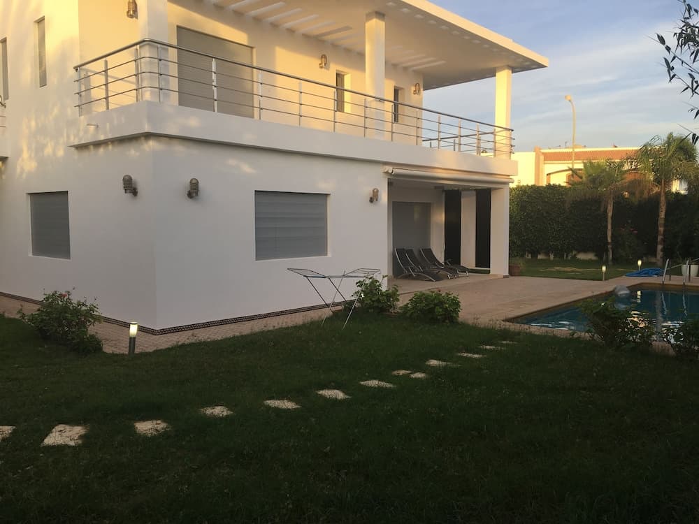 Luxurious 5 Bedrooms Villa Ref HI51053