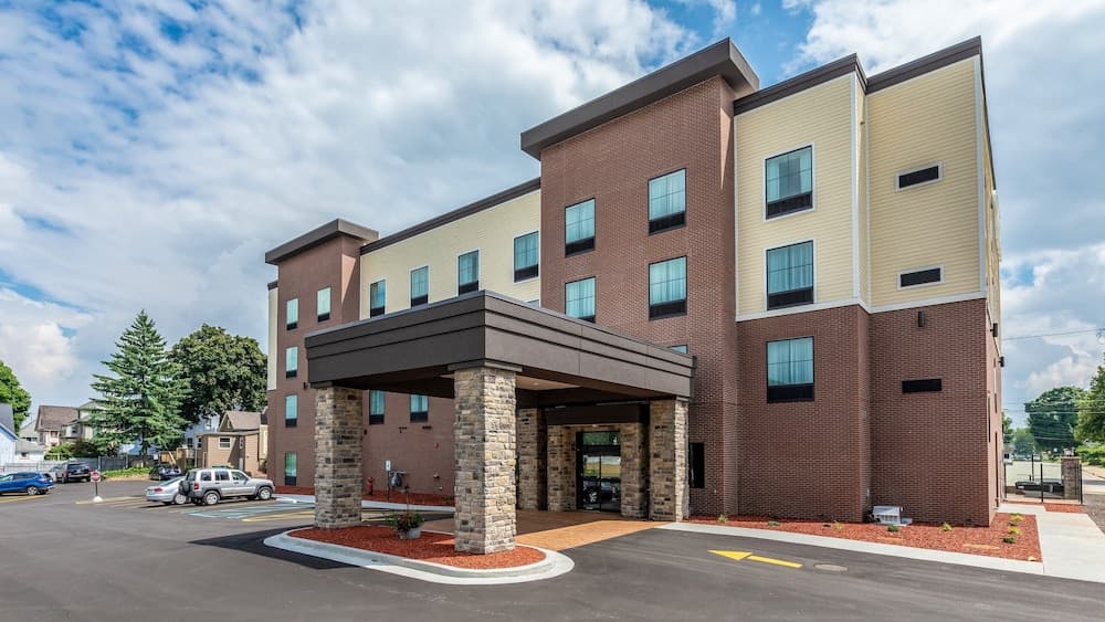 Cobblestone Hotel & Suites - Hartford