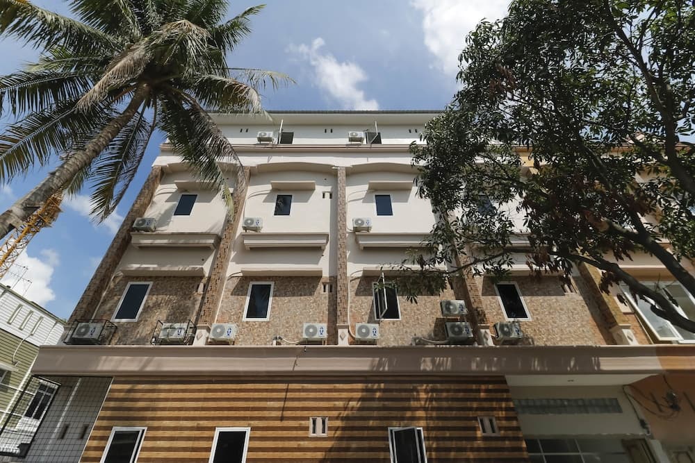 RedDoorz Plus near RS Royal Prima