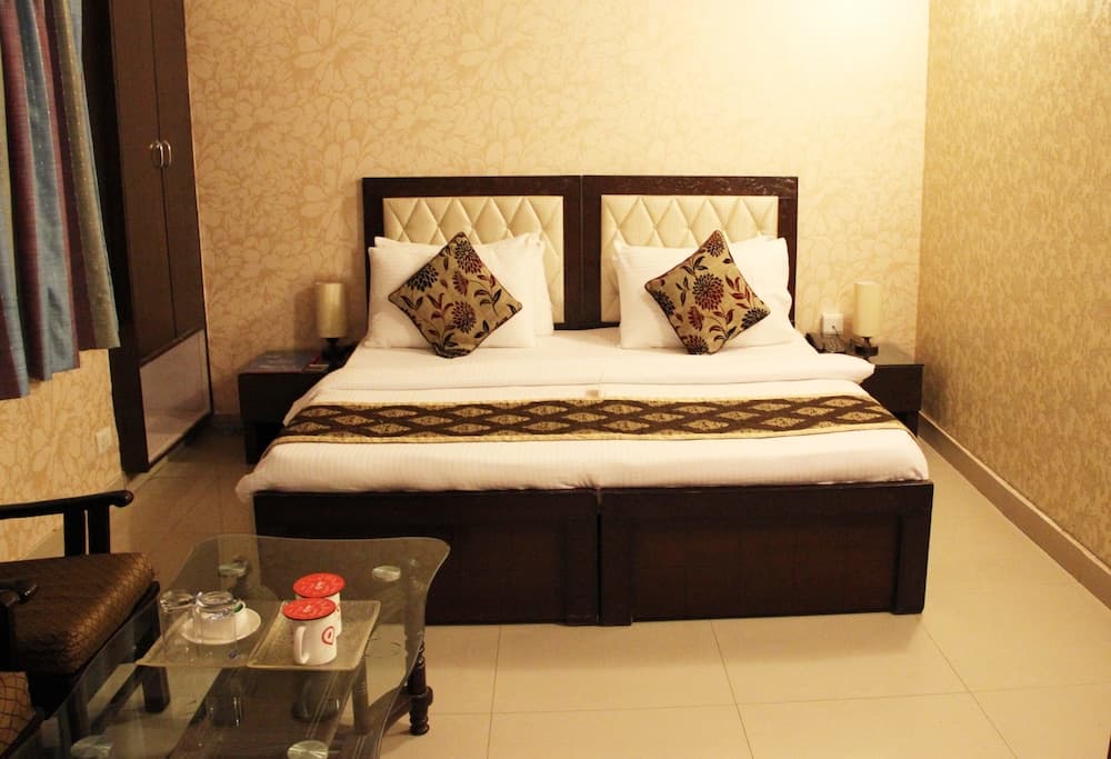 OYO 2407 Hotel Gera's M1