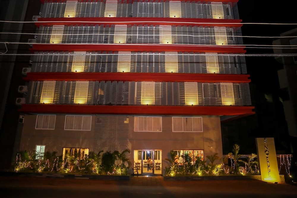 Konaklama yerinin ön cephesi - akşam/gece