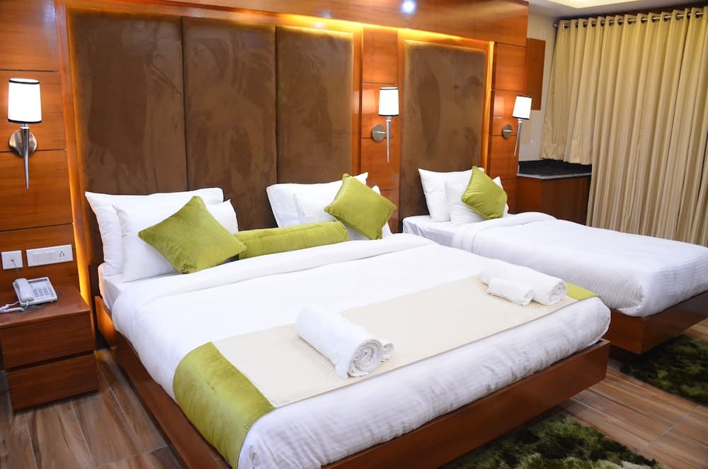 HOTEL PLATINUM PALACE NEAR MEDANTA HOSPITAL SECTOR 38