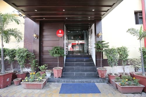 OYO 1673 Hotel MM Yellowuds
