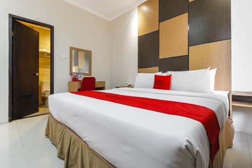 RedDoorz Plus near Pantai Losari