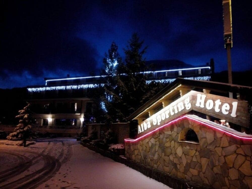 Konaklama yerinin ön cephesi - akşam/gece