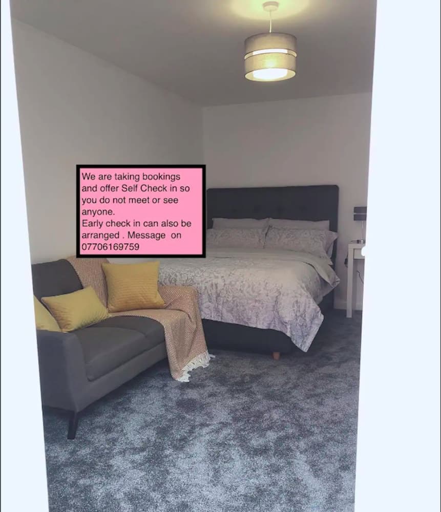 Two bedrooms self-contained flat with Free Parking - Flat 2