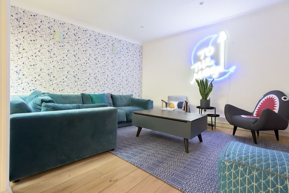 The Harrods Mews - Modern 4BDR house with rooftop terrace