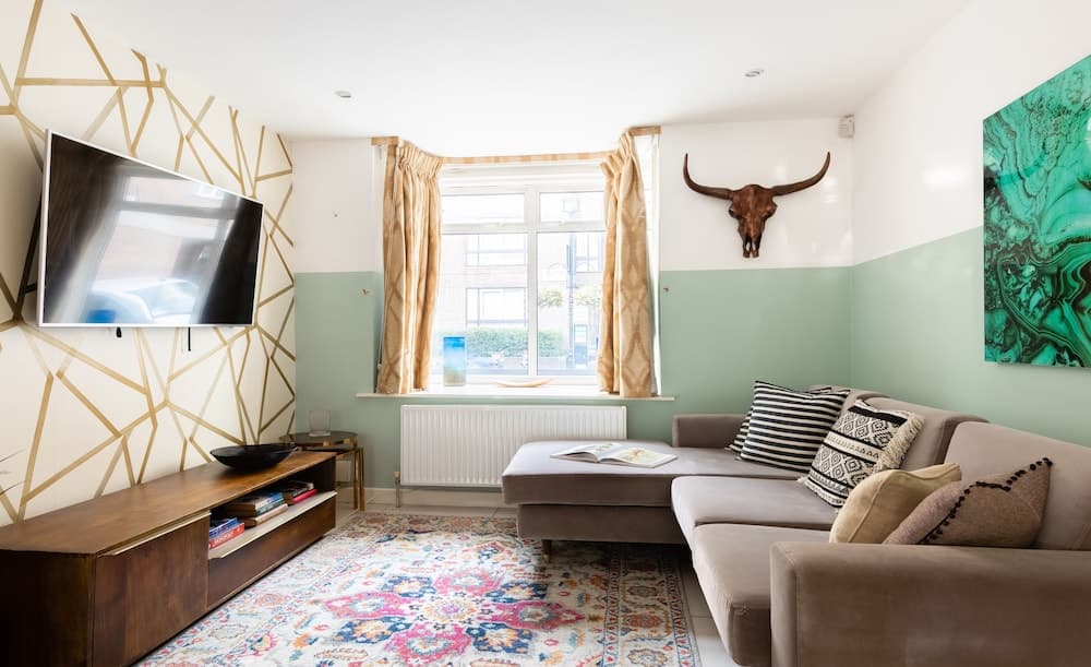 The Southwick Sanctuary - Large & Modern 6BDR Home with Private Terrace