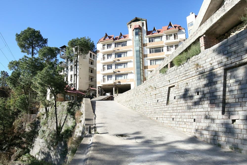 OYO 10976 Home Cheerful 2BHK Scenic Barog