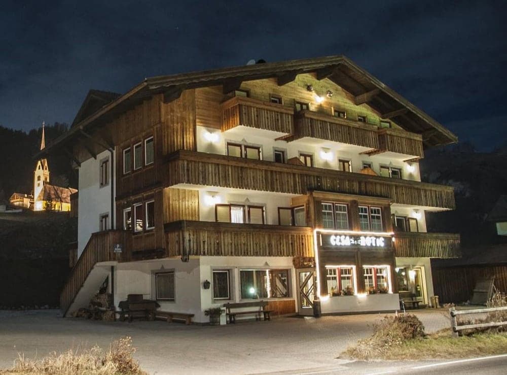 Konaklama yerinin ön cephesi - akşam/gece