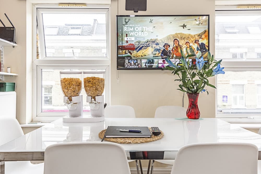 Greyhound Road Rooms
