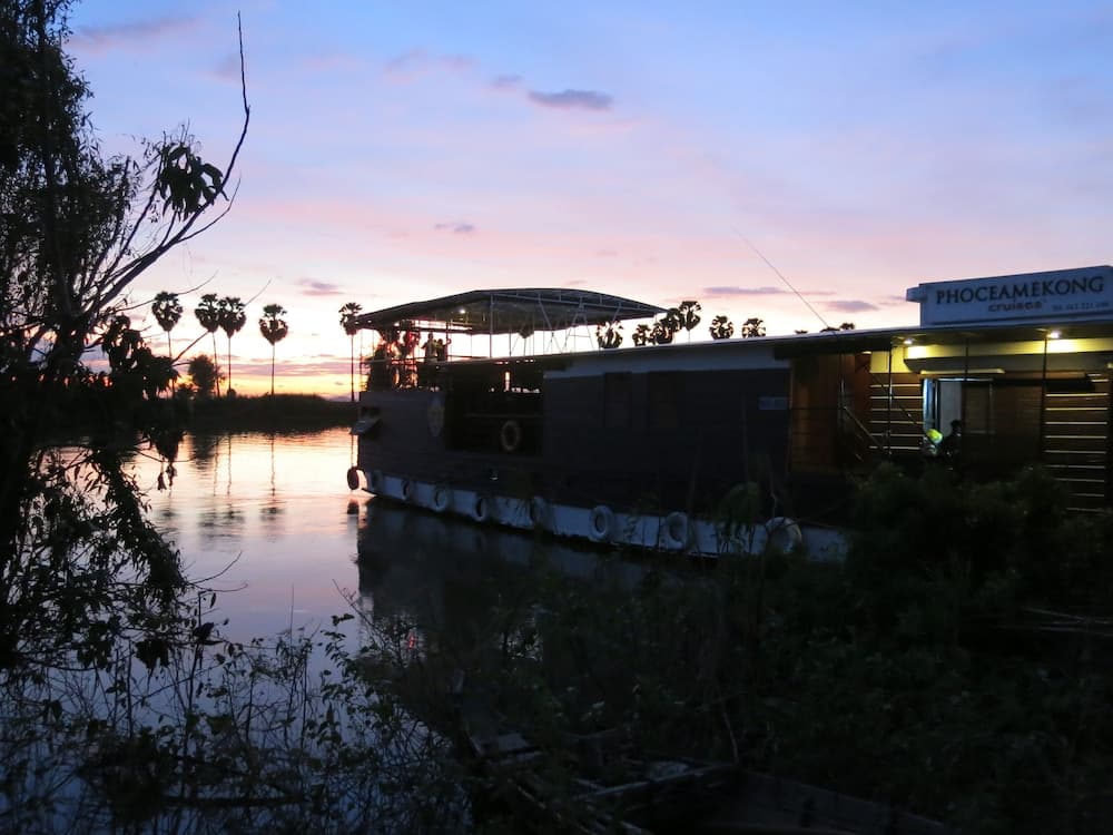 Konaklama yerinin ön cephesi - akşam/gece
