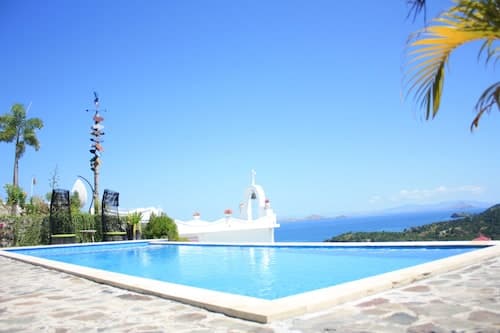 La Cecile Hotel and Cafe Komodo