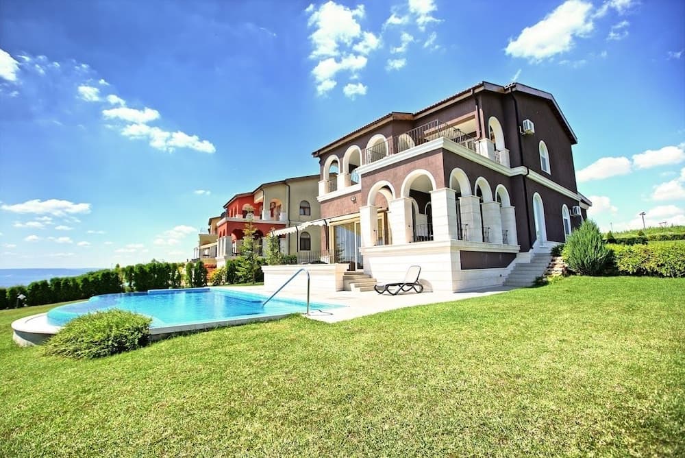 Lighthouse Luxe Estate Apart & Villas