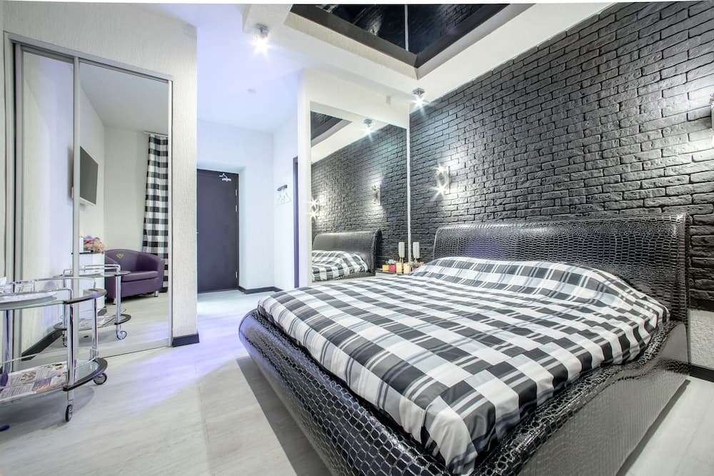 Alex Hotel on Muzhestva