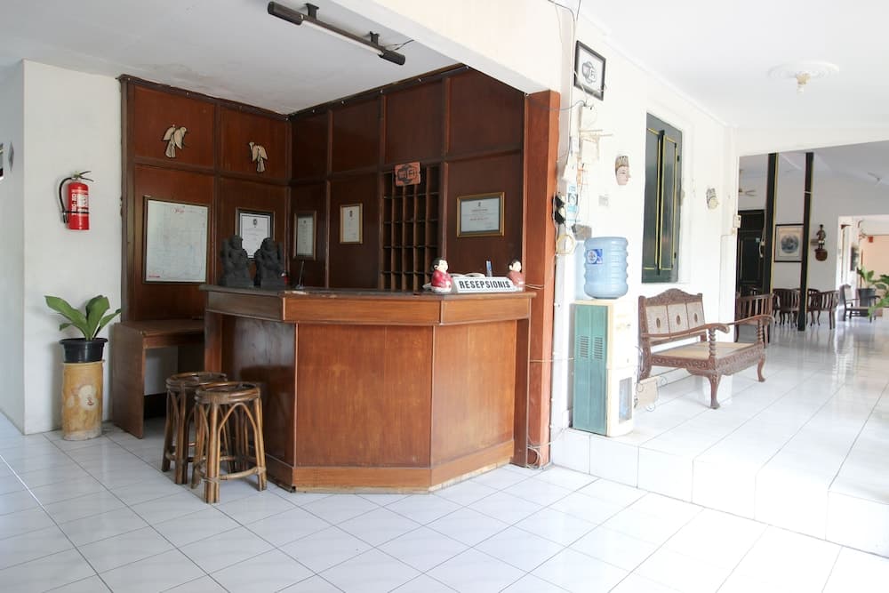 RedDoorz Plus near Alun Alun Selatan 2