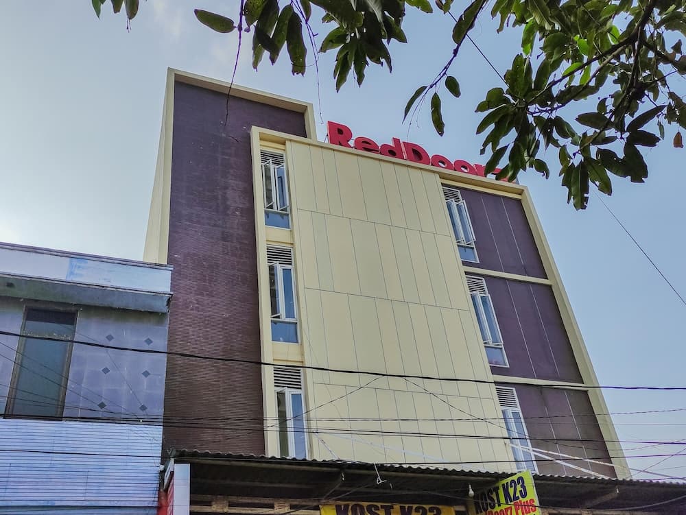 RedDoorz Plus @ K23 Rungkut Madya