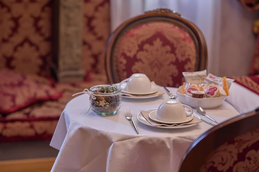 Odada yemek servisi