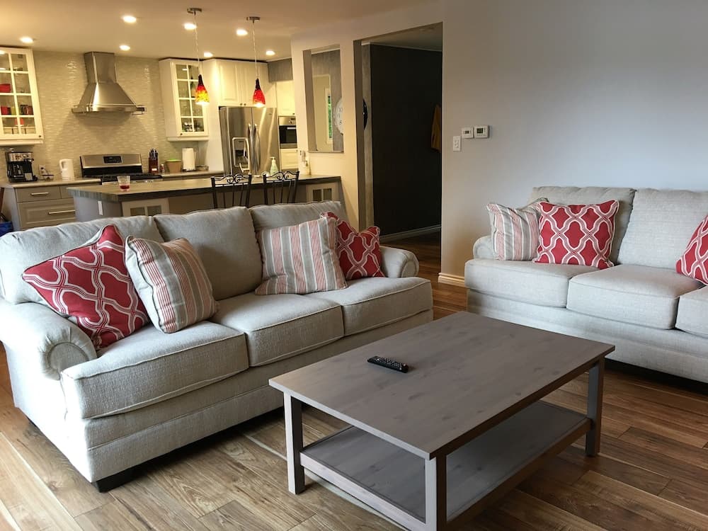 TO Stays - Waterfront Lake House Retreat